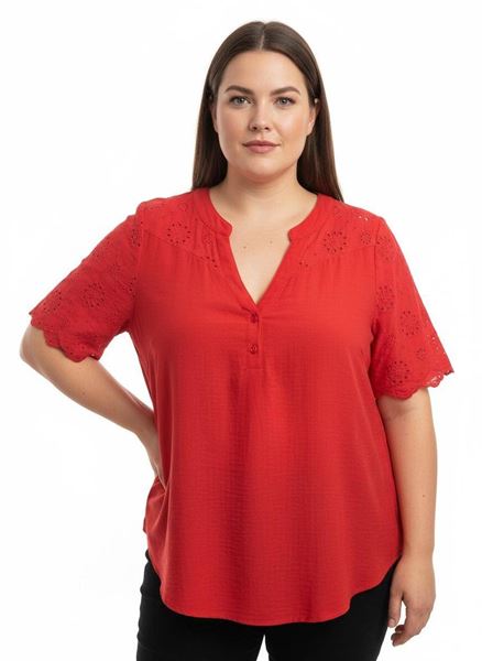 Immagine di PLUS SIZE TOP W/ CUT OUT